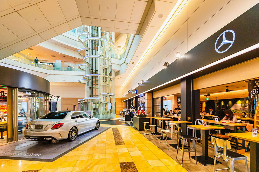 「エッグセレントバイツ」のテラス席前に展示車が（写真：シュテルン品川）