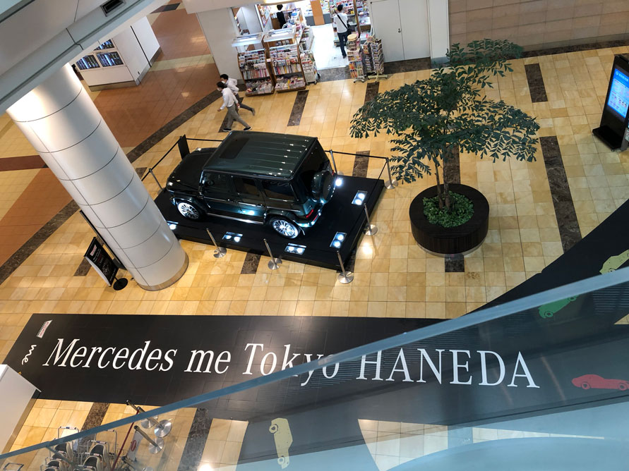 吹き抜けのエスカレーターから見下ろすと「メルセデスミー」のサインが