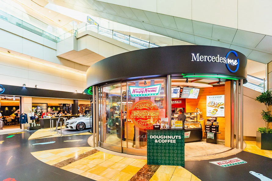 「クリスピー・クリーム・ドーナツ」の外観（写真：シュテルン品川）