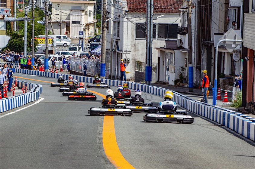 日本初の市街地レースとして、島根県江津市の駅前の特設コースにてJAF公認のカートレースが開催された
