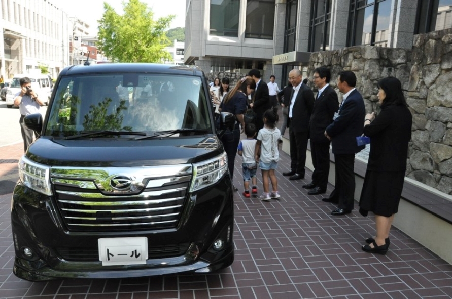 2017年7月に実施された「エンゼル車提供制度」の第1号車貸与式の様子。（写真：池田市）