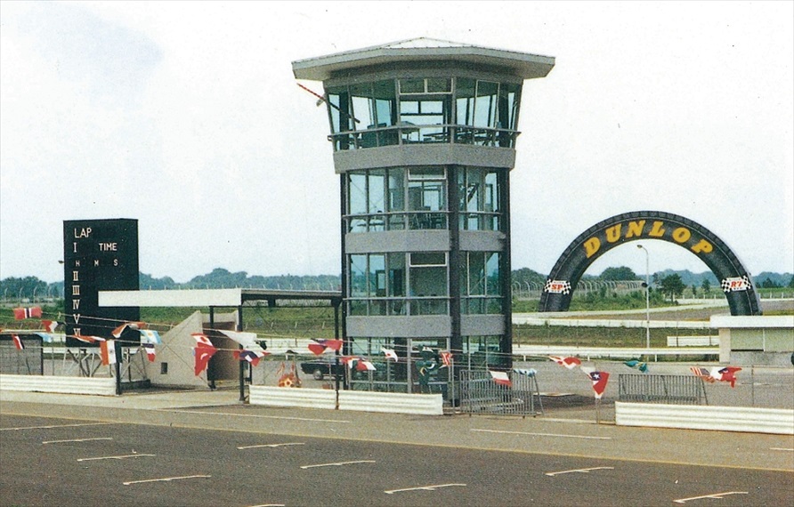 オープン当初のコントロールタワーは全面がガラス張りだった