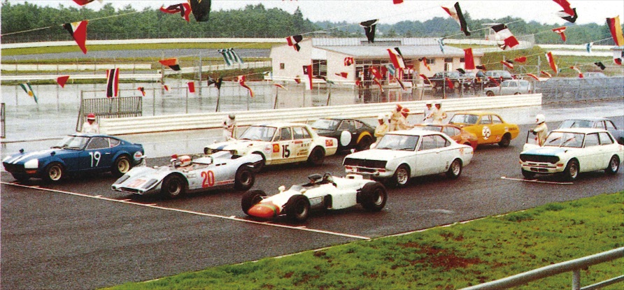 オープン初日に催された4輪の模擬レースの模様