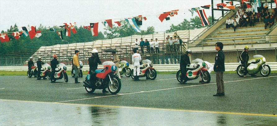 オープン初日に催された2輪の模擬レースの模様。当日は雨模様だったようだ