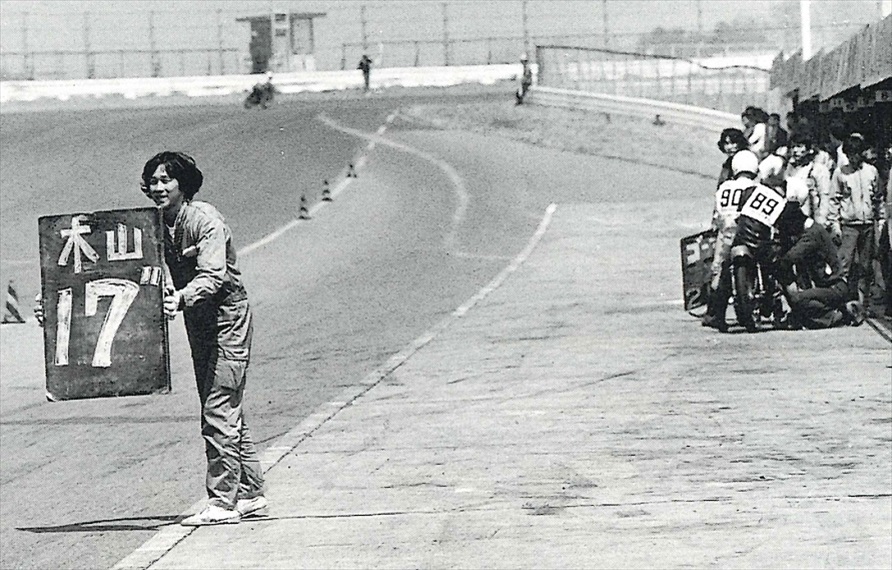 オープン当初の走行風景。当時はコースとピットロードを隔てるコンクリートウォールやガードレールはなかった