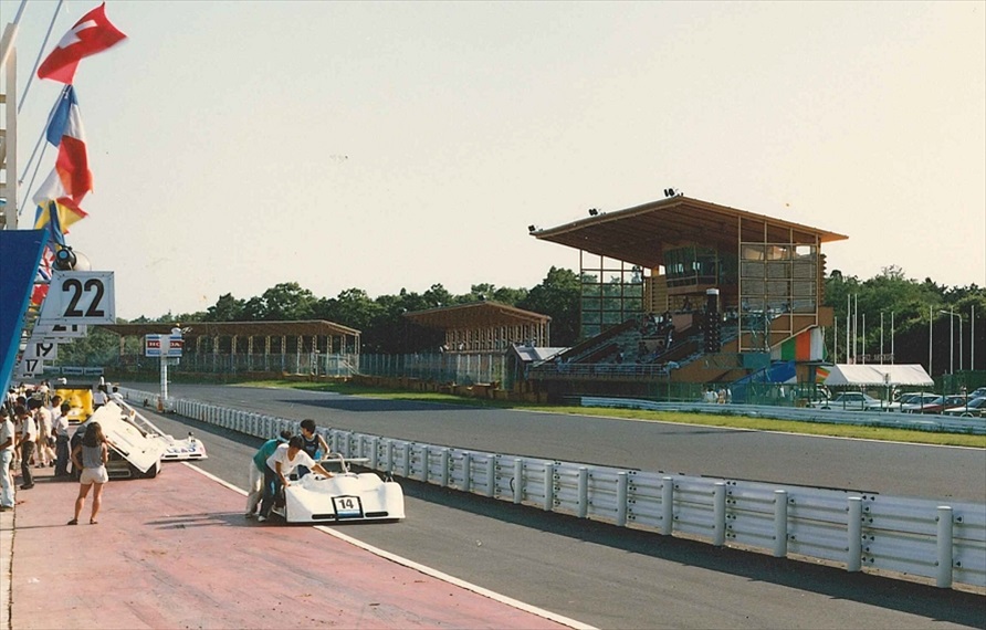 安全性の向上のため、ホームストレートとピットロードを隔てるガードレールが設置される