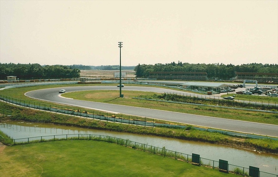 当時はまだ第1ヘアピン脇と最終コーナー脇に観戦スタンドがないのがわかる