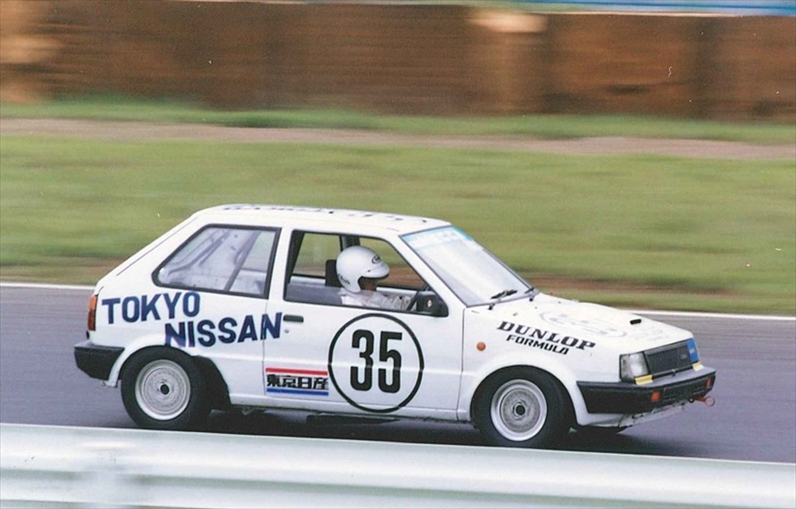 当時、開催された4輪レースの1枚。車両は日産「マーチ」