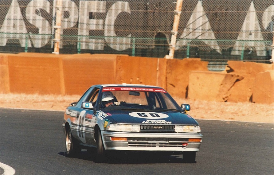 こちらも当時、開催された4輪レースの1枚で、車両は「カローラレビン」