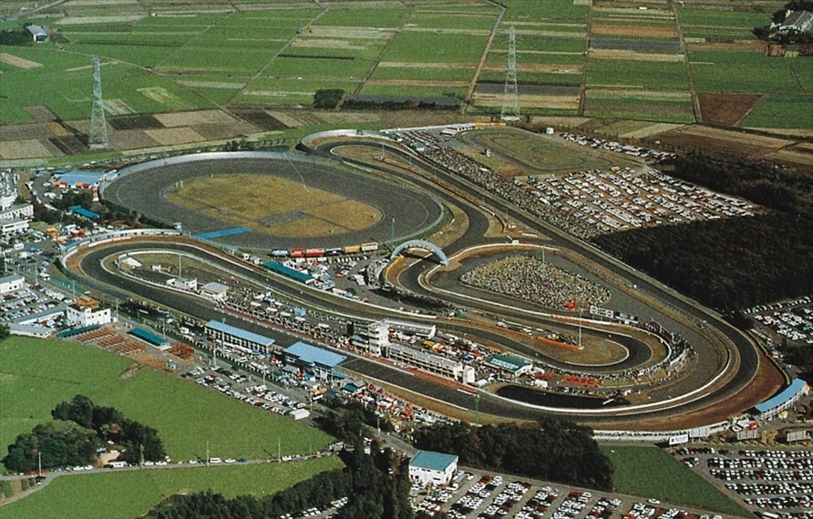 大幅改修が終了した当時の航空写真。オープン時の航空写真と比べて、周囲に駐車場などの設備が充実しているのがわかる