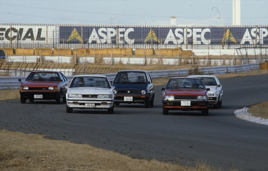 CARトップ誌にて行われたインプレッション。車両は左からトヨタ「セリカ」、トヨタ「ソアラ」、ホンダ「シティ」、日産「スカイライン」、いすゞ「ピアッツァ」。同誌では現在も「コース2000」でのインプレッションを継続している。（画像提供：CARトップ）