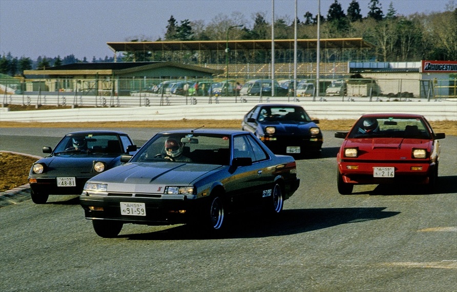 CARトップ誌にて行われたインプレッション。車両は左からマツダ「サバンナRX-7」、日産「スカイライン」、トヨタ「セリカ」、三菱「スタリオン」。（画像提供：CARトップ）