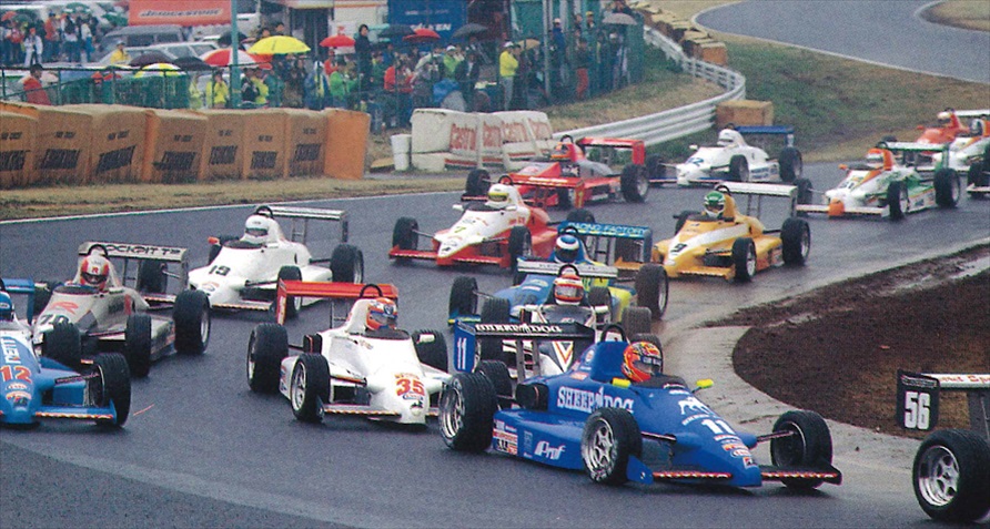 1990年に始まった「フォーミュラ・トヨタ(通称：FT)」の筑波戦での1枚。シリーズから、現在のスーパー GTに参戦する選手が数多く生まれている
