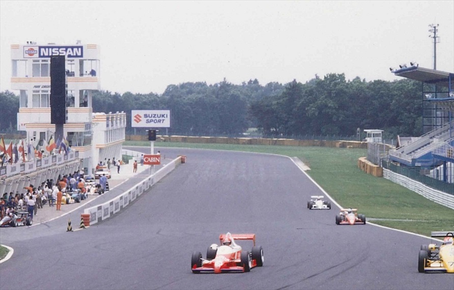 第1コーナー前から見たホームストレート。まだアーチがかかっていないのが分かる