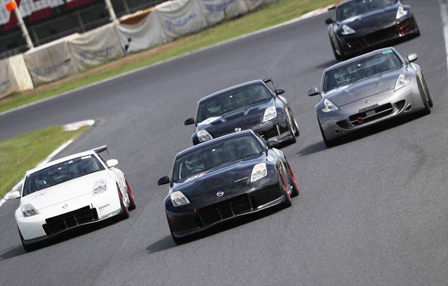 現在となっては1周2000メートルはコンパクトなコースになるが、レイアウトのバランスの良さと奥深さから、ドライバーやライダーからの評価は変わらず高い