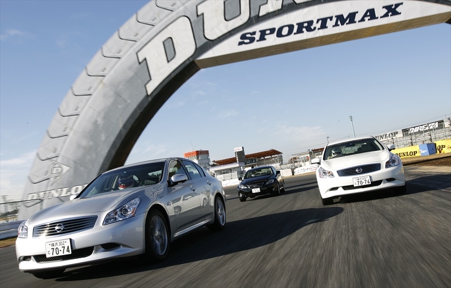 CARトップ誌にて行われたインプレッション。車両は左から日産「スカイライン」、トヨタ「レクサス」、日産「スカイライン」。ダンロップアーチも最新のもの。（画像提供：CARトップ）