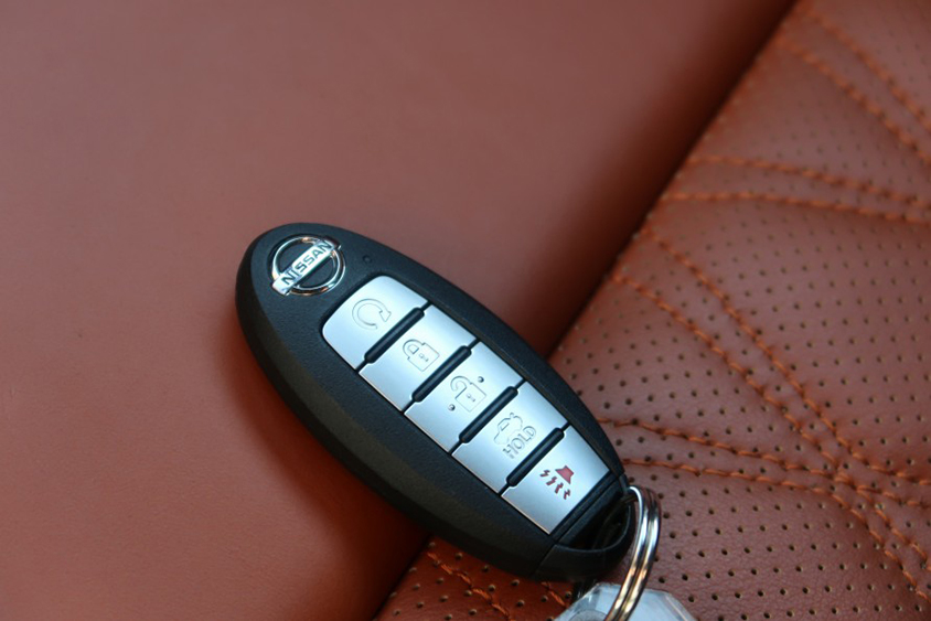 日産の北米向けモデルのキー。一番下にスピーカーのアイコンを描いたボタンがある。（写真：工藤貴宏）
