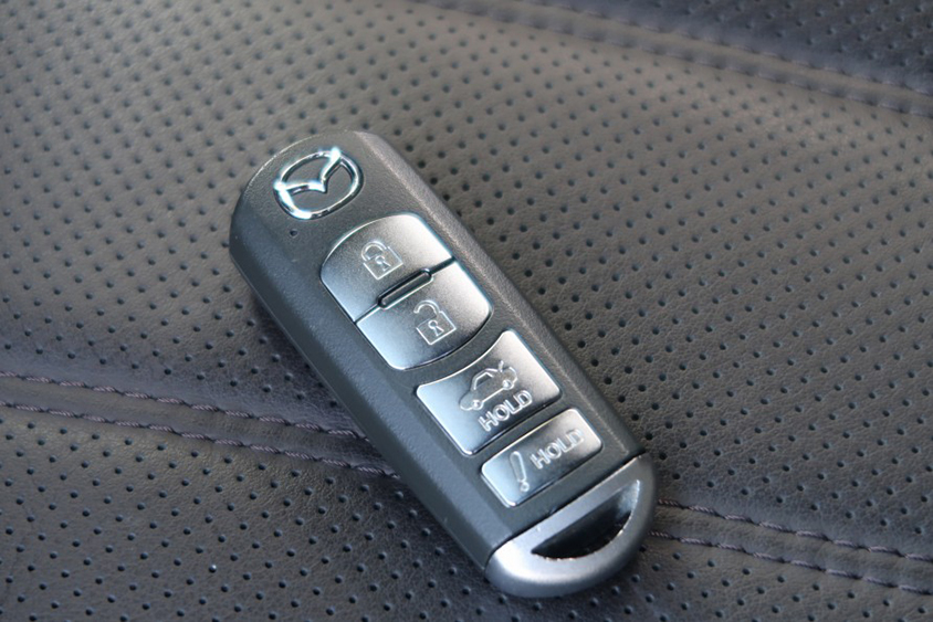 マツダの北米向け車両のキーは、一番下に「！」と刻んだボタンがある。（写真：工藤貴宏）