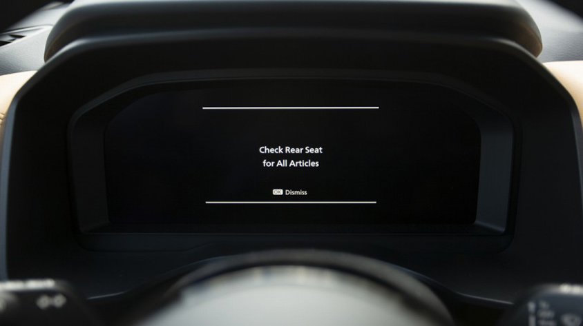 リアシートの確認を促すメッセージがメーターに表示される。（写真：日産自動車）