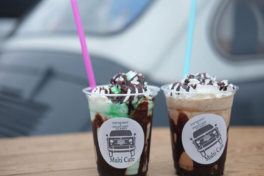 チョコミントスムージー（左）とエスプレッソスムージー（右）。共に500円（税込）