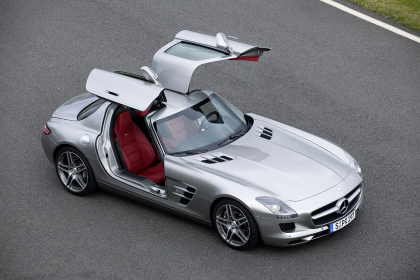 300SLの血統を受け継ぐメルセデス・ベンツ「SLS AMG」（写真：メルセデス・ベンツ）
