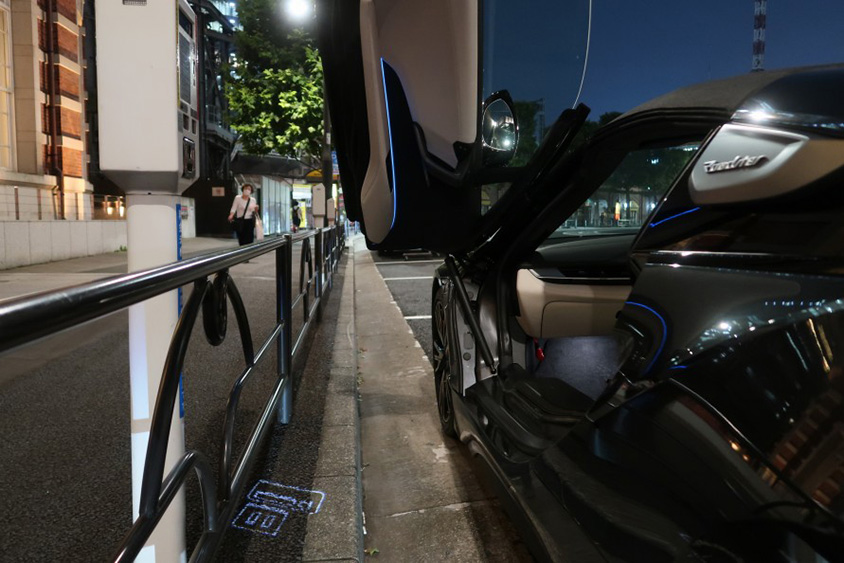 車体脇に広い空間がなくても、ドアを全開にできる（写真：工藤貴宏）