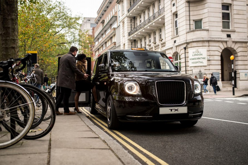 ロンドンタクシーも伝統的に後ろヒンジのスイングドアを採用。これは最新型のEVタクシー（写真：LEVC）
