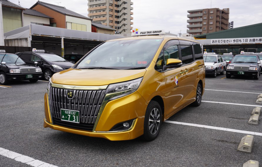 名古屋の街を走る 金色のタクシー ３代目はエスクァイアにフルモデルチェンジ トヨタ自動車のクルマ情報サイト Gazoo