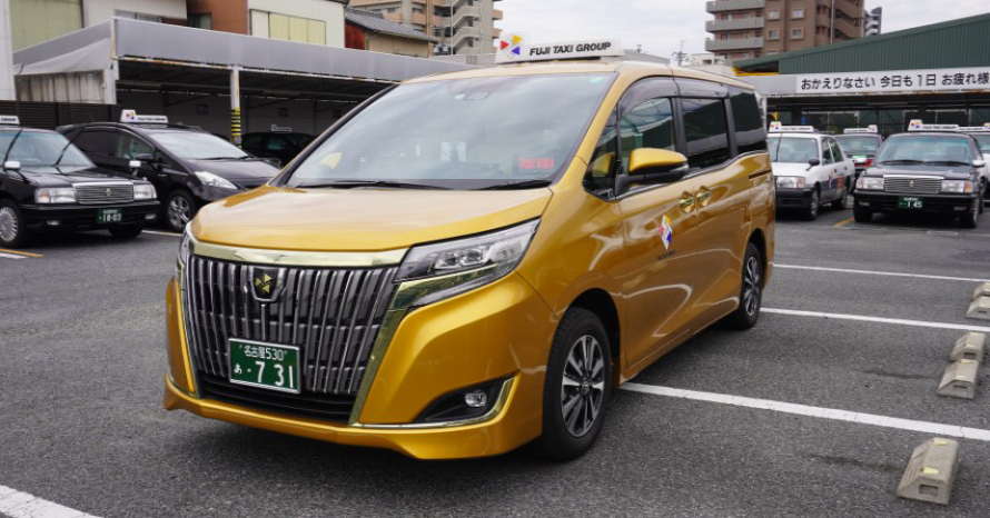 名古屋の街を走る「金色のタクシー」！ 3代目はエスクァイアにフル