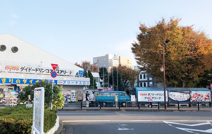 東伏見駅南口の階段を降りると青いバンが止まっているのが見える