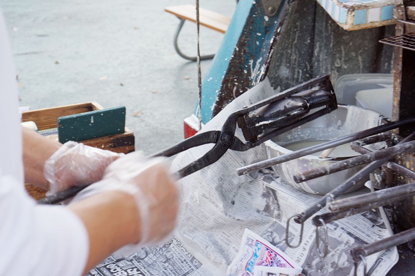 鯛焼きを一丁ずつ焼かれている