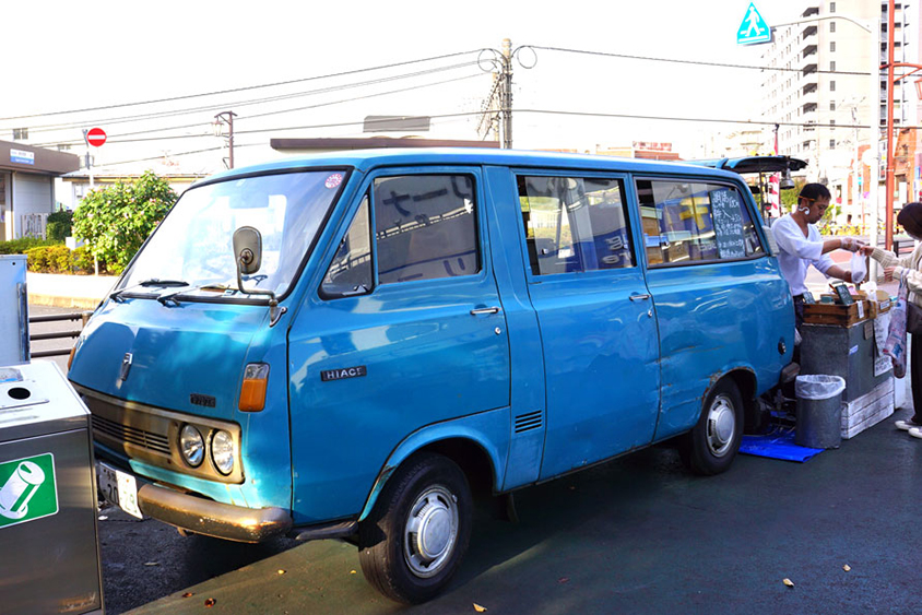 青いトヨタ「ハイエース」の「鯛焼きのよしかわ」