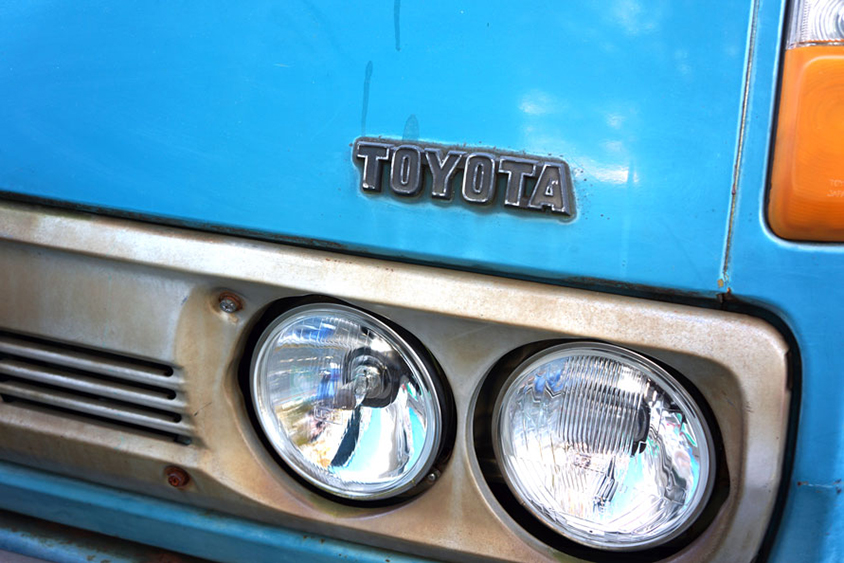 トヨタのロゴの雰囲気にも味わいがある