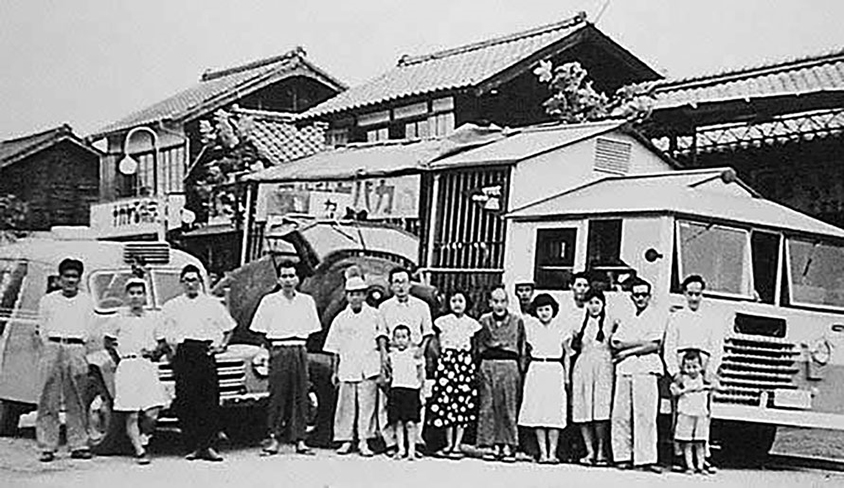 カバ子を乗せた水槽付きトラック