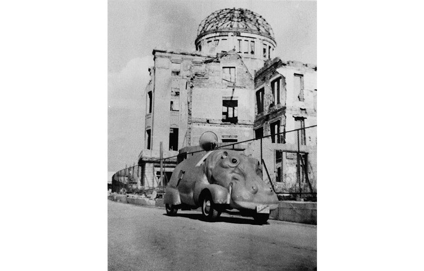原爆ドーム前を走るカバ車