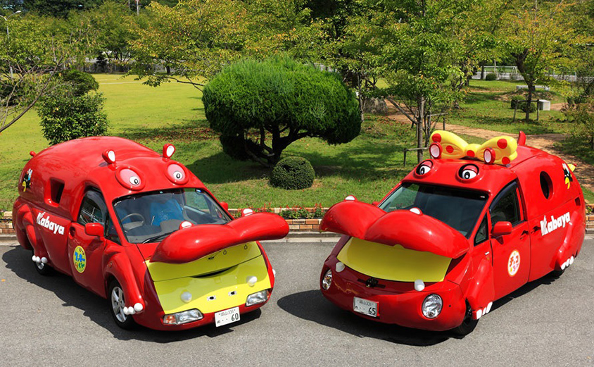 復刻カバ車「クッキーくん」（左）と「チョコちゃん」（右）