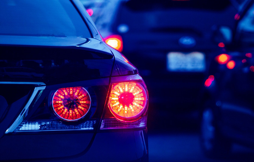 ブレーキランプはなぜ赤い クルマの灯火の色のワケ トヨタ自動車のクルマ情報サイト Gazoo