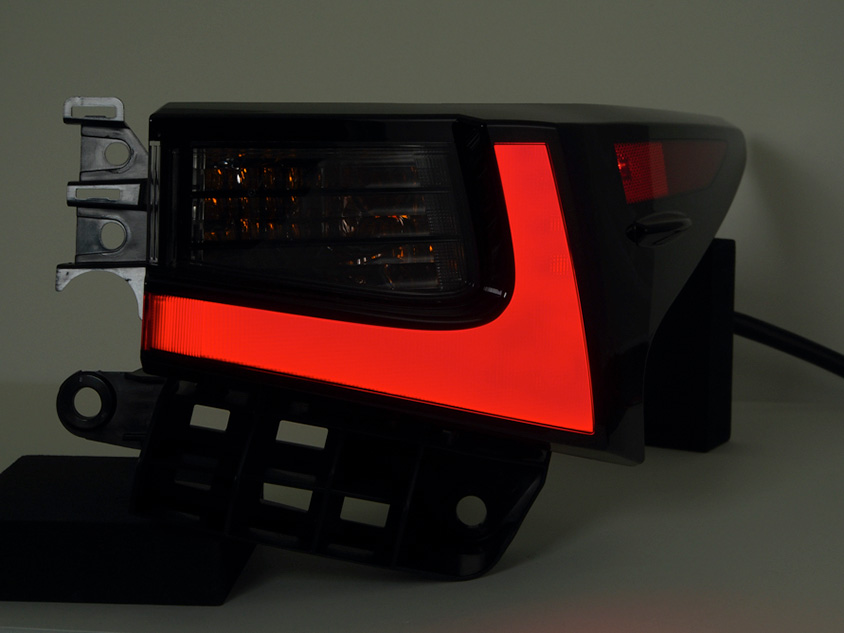 マットで均一な光り方をするリアランプ。デザイン性に優れながら、後続車からの視認性も向上させている