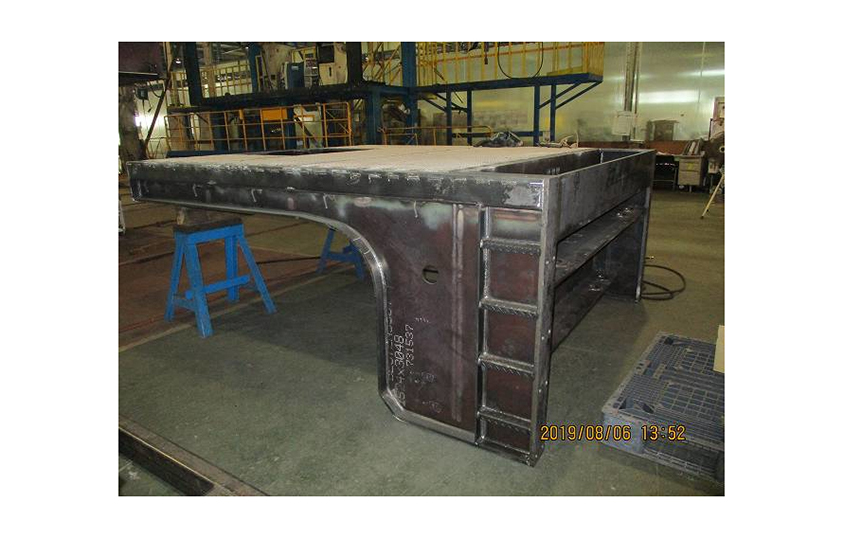 トラクターヘッド（トラック車両）と連結する、大型移動式防護車両の前部フレーム。主要部は手作業で製作しているのがわかる