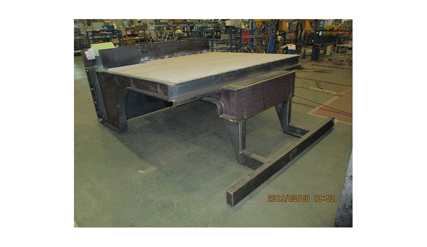 後部フレーム。作業員を守るため強固な構造をしている。追突してきた車両への衝撃を軽減させるため、最後部には大型の緩衝装置を搭載する