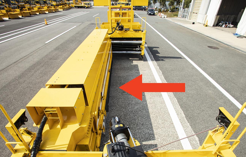作業内容や道路状況にあわせてメインビームが移動し、必要な横幅を作る。動力には電動ウインチを使用する