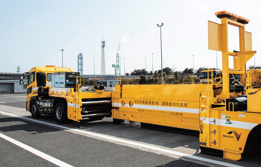 大型移動式防護車両を固定し、トラクターヘッドが前進してメインビームを伸ばす