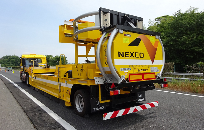 大型移動式防護車両の後部に搭載された大型緩衝装置