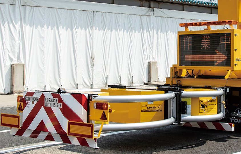 展開と折りたたみは電動シリンダにより行われる。この大型緩衝装置は、日本で最初の導入例となった