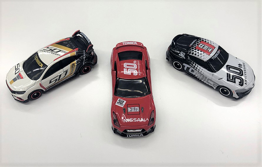 トミカ50周年自動車メーカーコラボプロジェクトの3台。Honda「シビック TYPE R」、日産「GT-R」、トヨタ「GRスープラ」