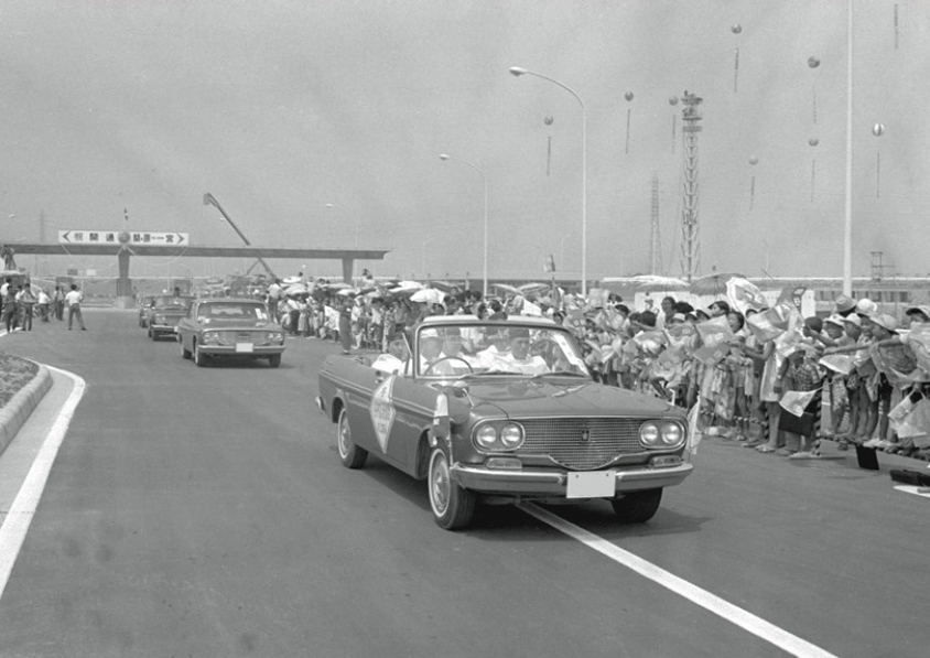 1965年、名神開通の祝賀パレード（一宮IC）