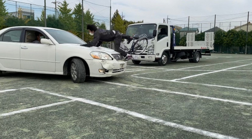 いわゆる「サンキュー事故」の様子。トラックに通行を譲られたクルマが進んだところ、トラックの死角から飛び出してきた自転車をはねてしまった