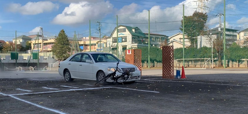 自転車がはね飛ばされる瞬間
