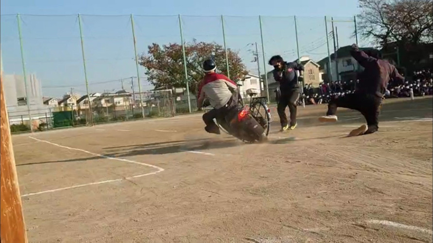 見通しの悪い交差点で自転車を押した歩行者2人が左右確認をせずに左折してきたオートバイにはねられてしまったという状況