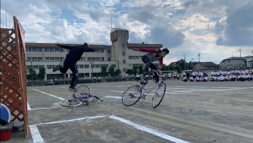 こちらも見通しの悪い交差点で一時停止をせずに進んできた自転車が正しく通行していた自転車と衝突